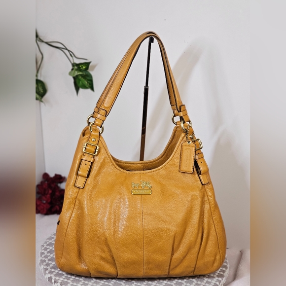 ❤EUC CarryAllLeather 3 Compartment Shoulder Bag. - Picture 4 of 15